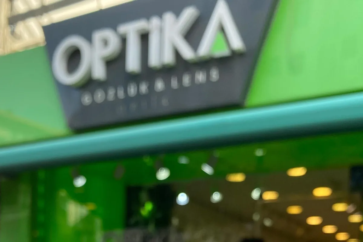 Optika Gözlük & Lens mağazasının girişi